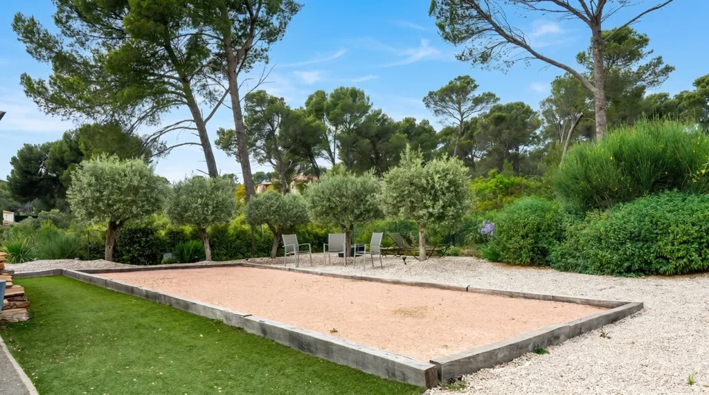 Garden - Family Villa with Pool in Ventabren