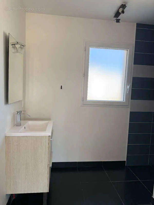 Bathrooms - Contemporary Flat with Balcony in Ligugé