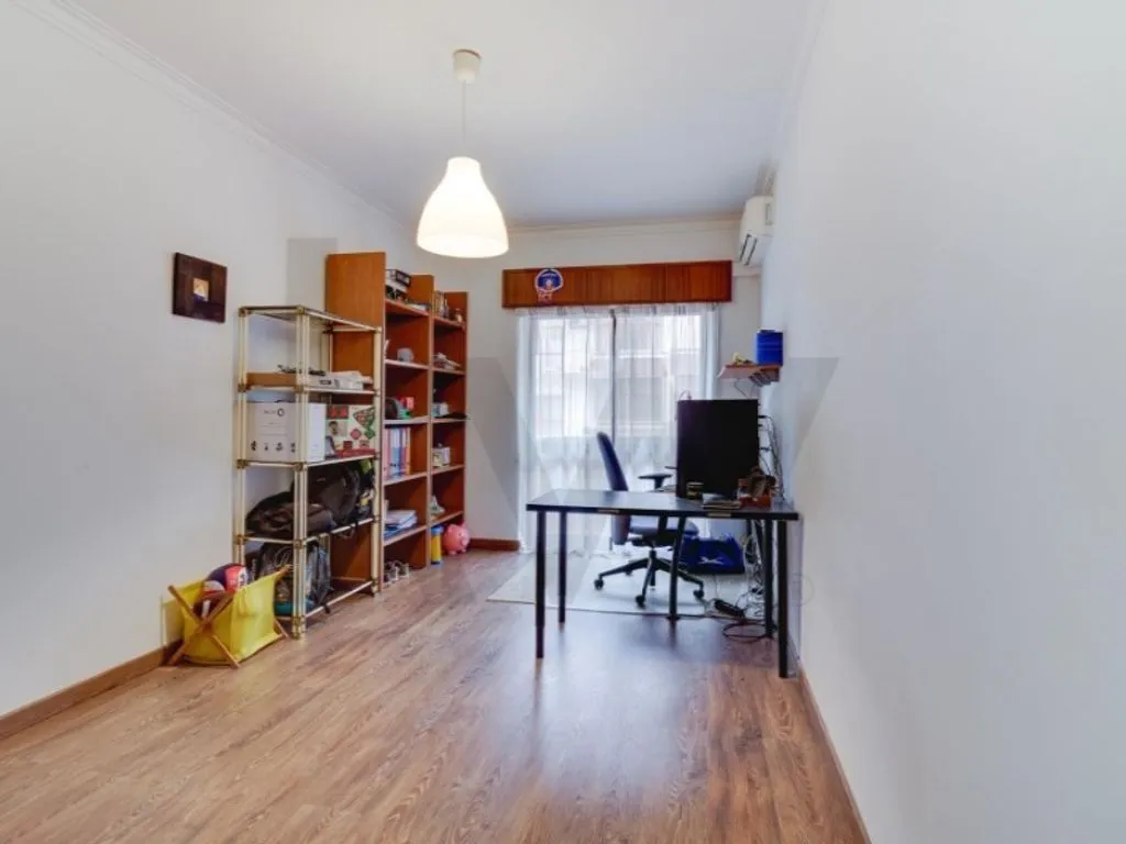 Kabinet - Luxury Apartment with Multiple Balconies in Alverca