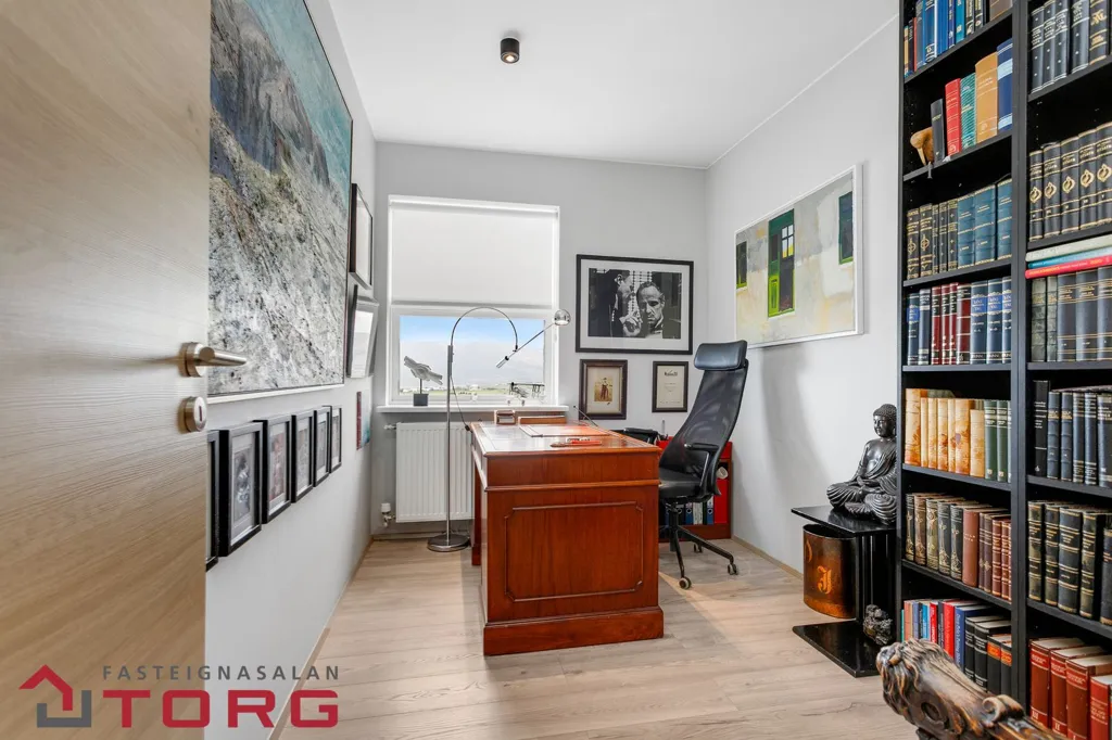 Office - Modernised Apartment with View in Grafarvogur