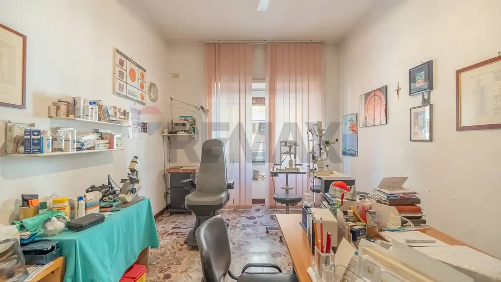 Bureau - Furnished Apartment with Balcony in Rome