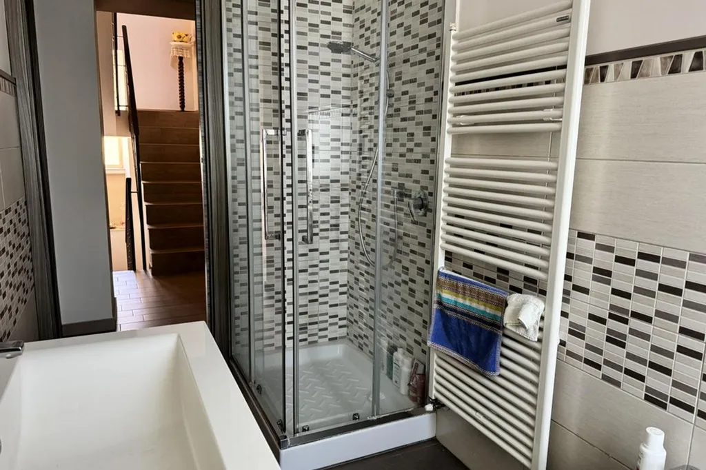 Salles de bain - Rear-Access Semi-Detached House with Mountain View in Itri