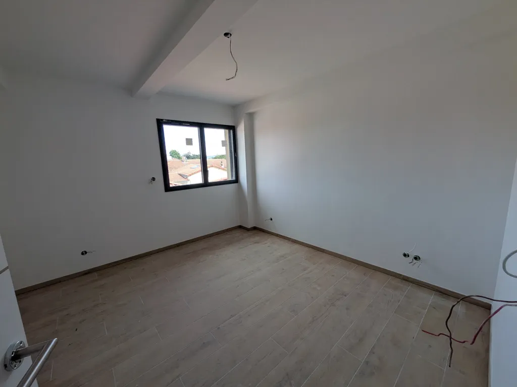 Toad - New 4-Bed Flat with Terrace in Bouthéon