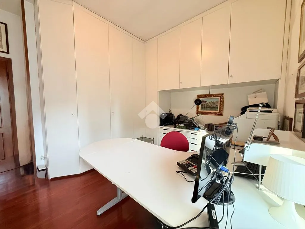 Bureau - Apartment with Balcony and Garden in Brescia