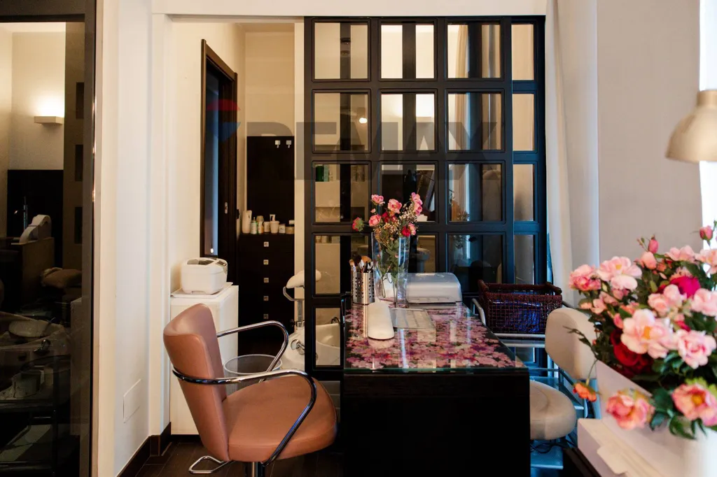 Entrée - Commercial Space with Parking in Concorezzo