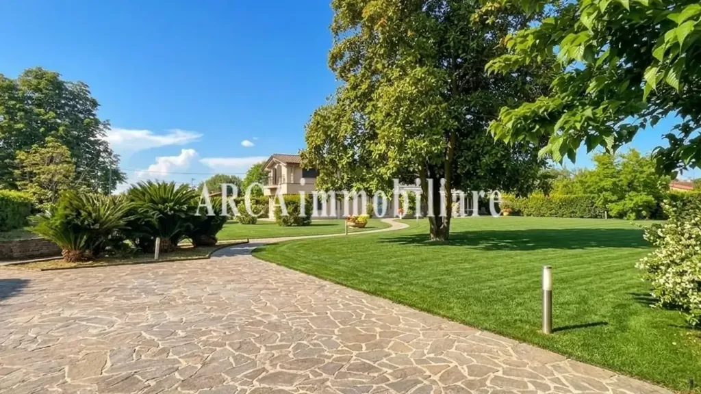 Exterior - Rustic Villa with Garden in Pietrasanta