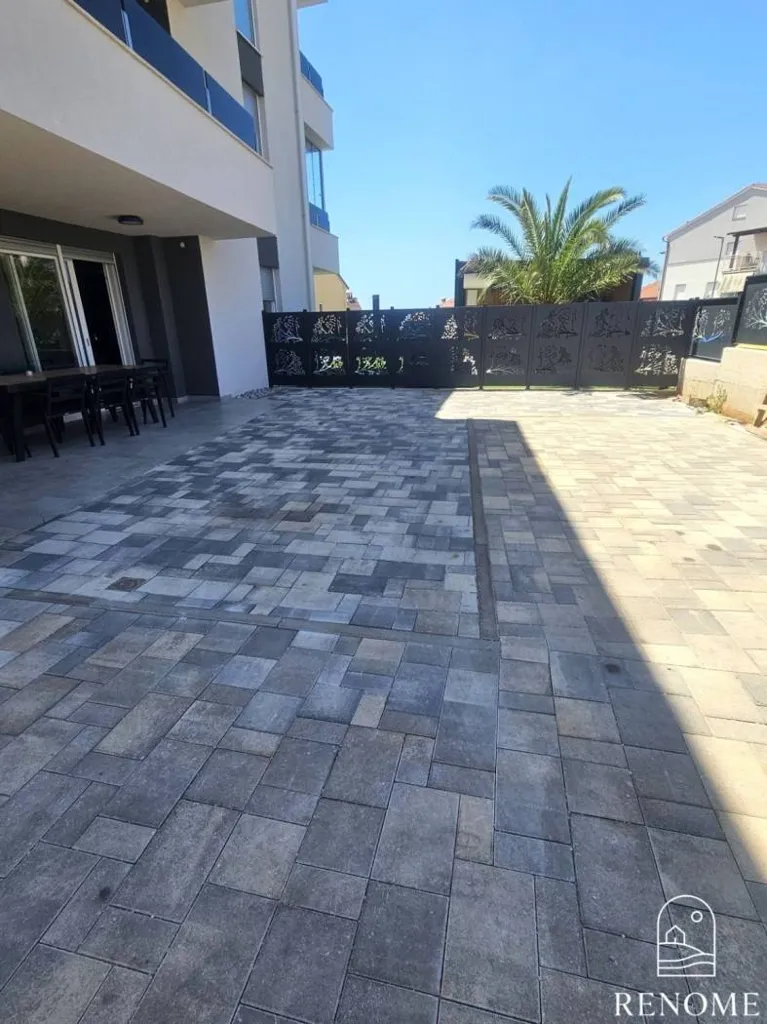 Terrazza - Modern Ground Floor Flat with Private Garden in Novigrad