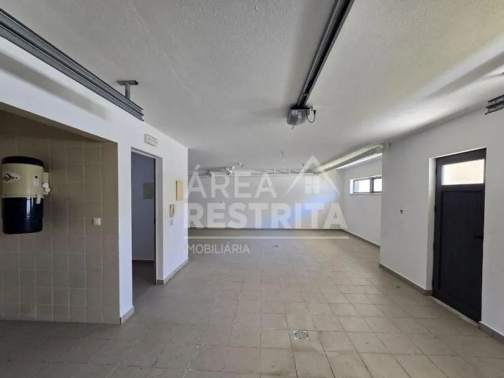 Garage - Luxury Detached House with Garden in Almada