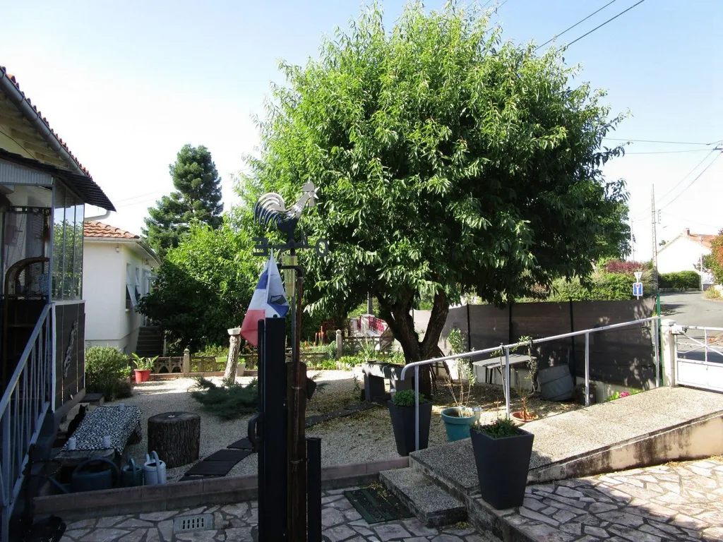 Giardino - 1963 Stone House with Balcony in Civray