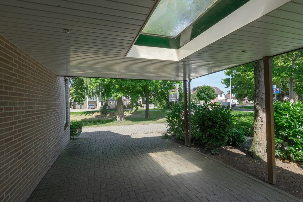 Garaaž - Two-Storey House with Garden in Elst