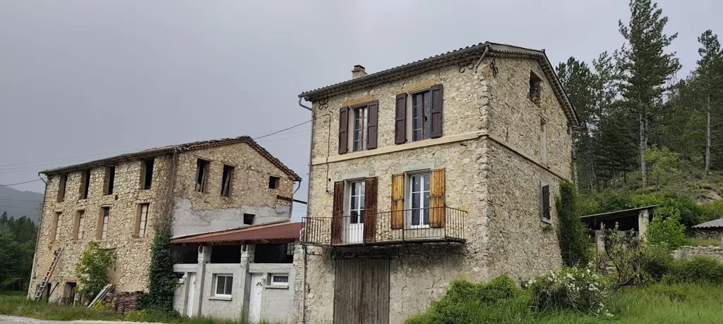 Extérieur - Domaine avec Moulin et 17 Hectares à Barrème