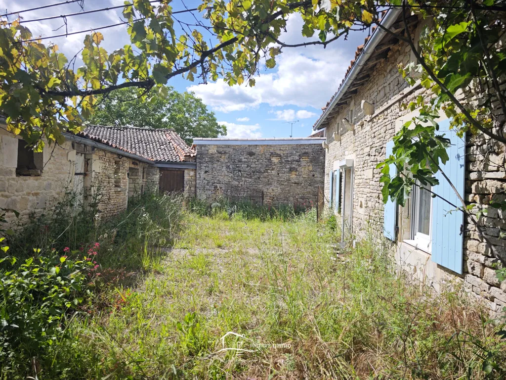 Aed - Two-Bedroom House with Garden in Vanzay