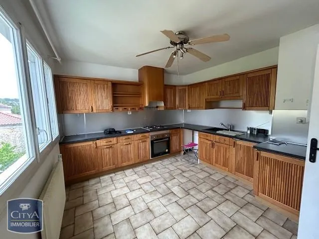 Köök - Spacious 5-Piece Apartment with Balcony in Périgueux