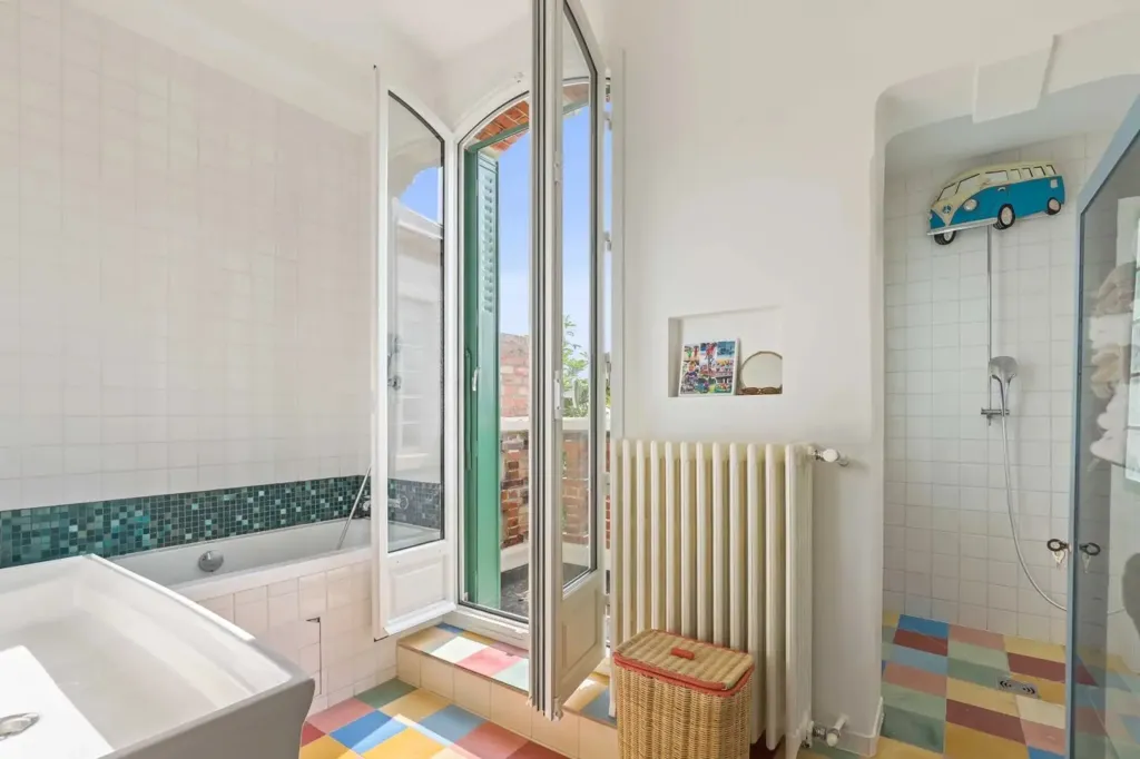 Salles de bain - Maison 8 pièces à Saint-Cloud