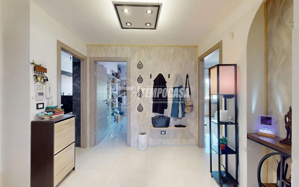 Hallway - Modernised Apartment with Balcony in Settimo Torinese