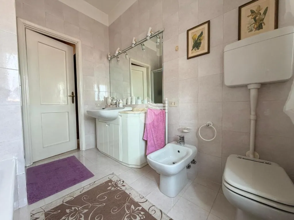 Bagni - Trilocale with Balcony in Brescia