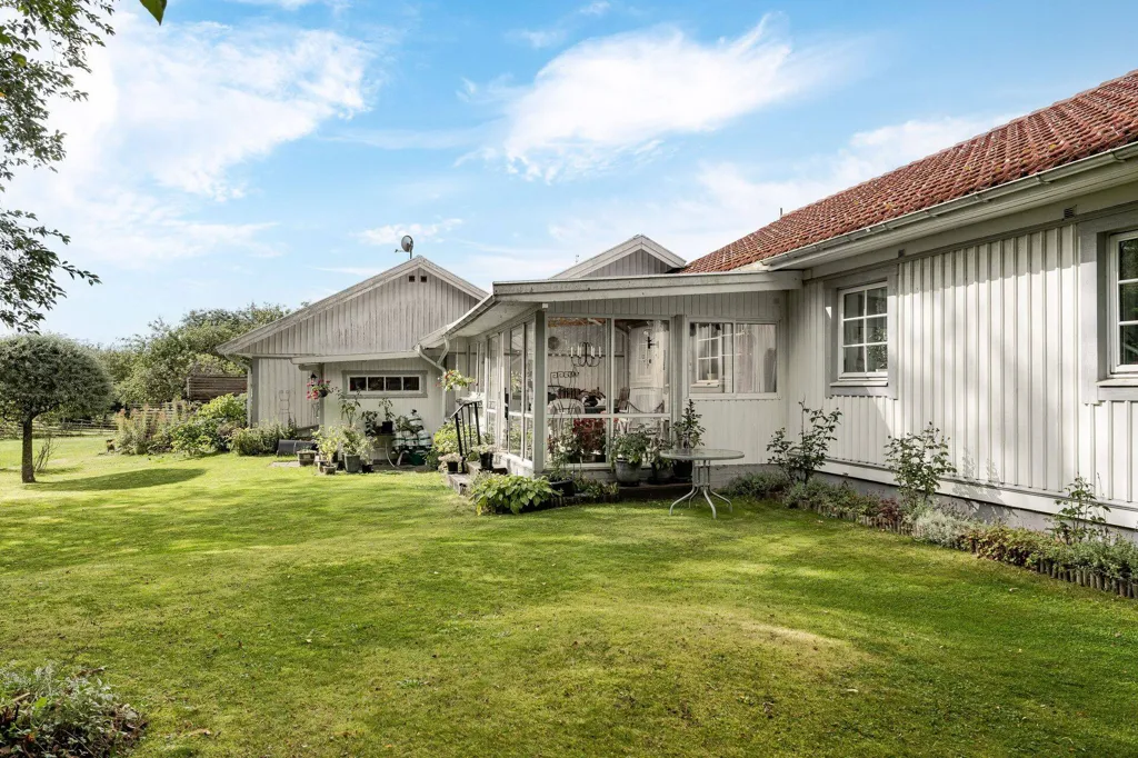 Garden - One-Storey Villa with Garden in Skara