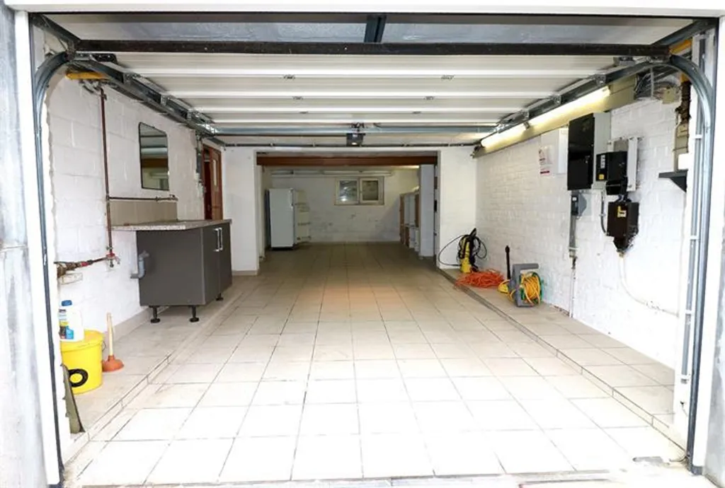 Garage - Maison Rénovée avec Jardin et Terrasse à Auderghem