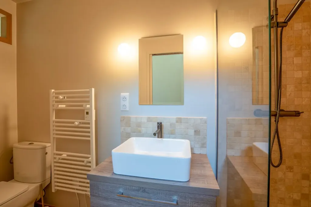 Salles de bain - Hamlet Rénové avec Vue sur les Pyrénées à Condom