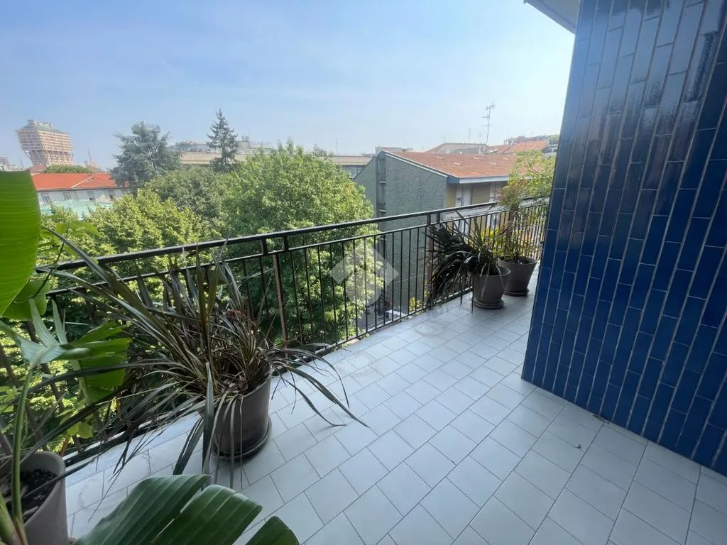 Balcone - Spacious 4-Bedroom Apartment with Terrace in Milan