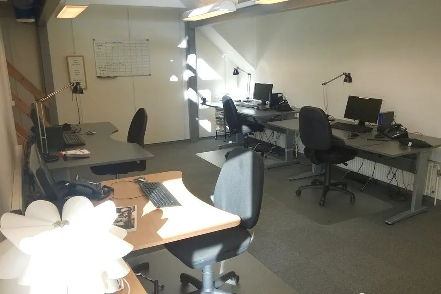 Bureau - Office with Meeting Room in Central Location