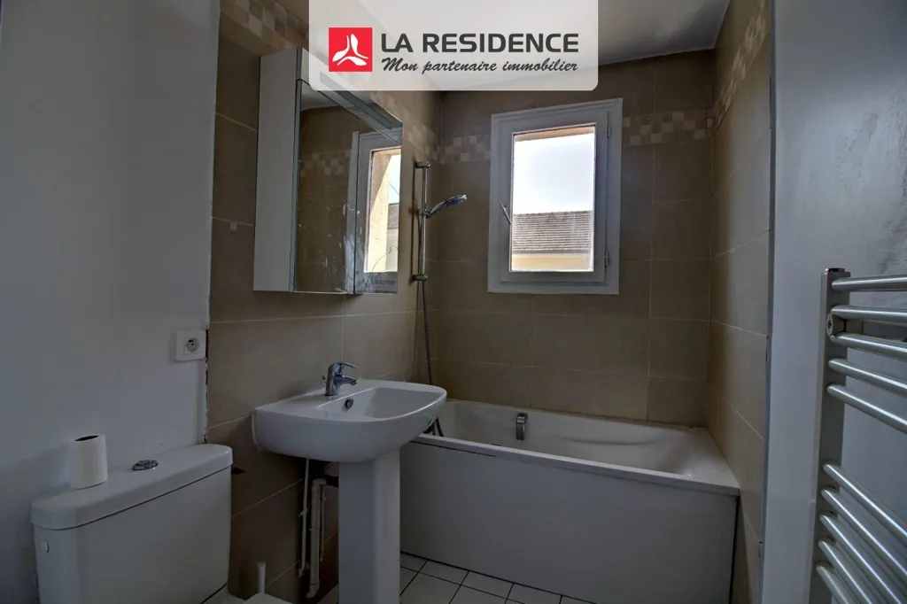 Bagni - Studio with City Centre Proximity in Les Mureaux