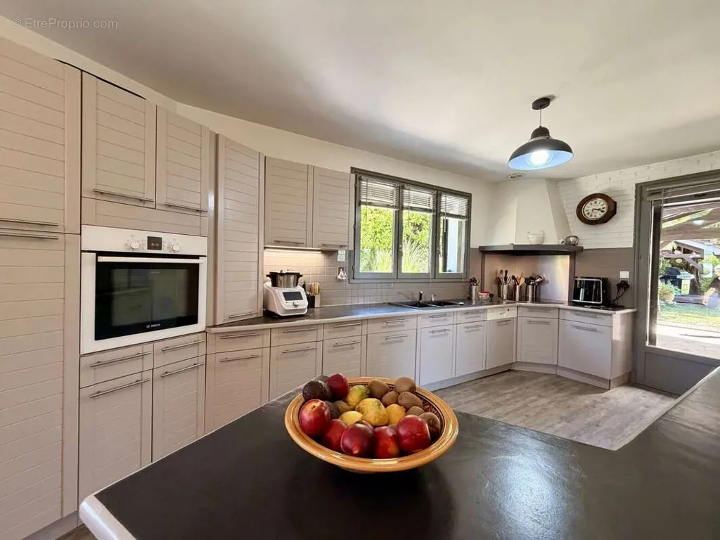 Cuisine - Maison Contemporaine avec Piscine et Jardin à Proximité des Écoles