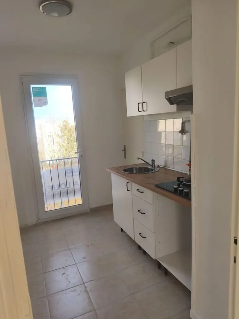 Kitchen - Traversant Apartment with Canal View in Compiègne