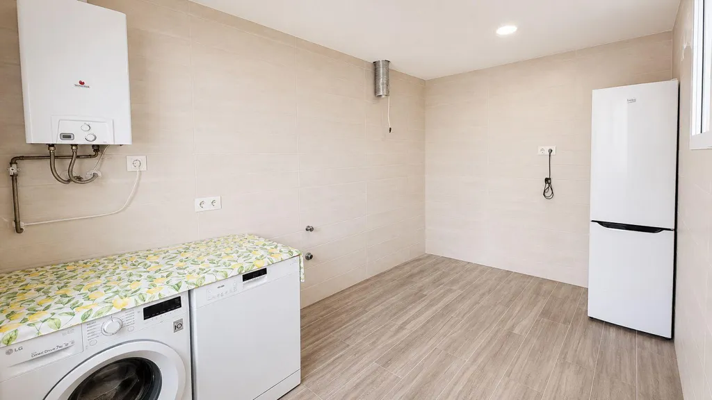 Pesuköök - Semi-reformed Apartment with Double Orientation in Torrefiel