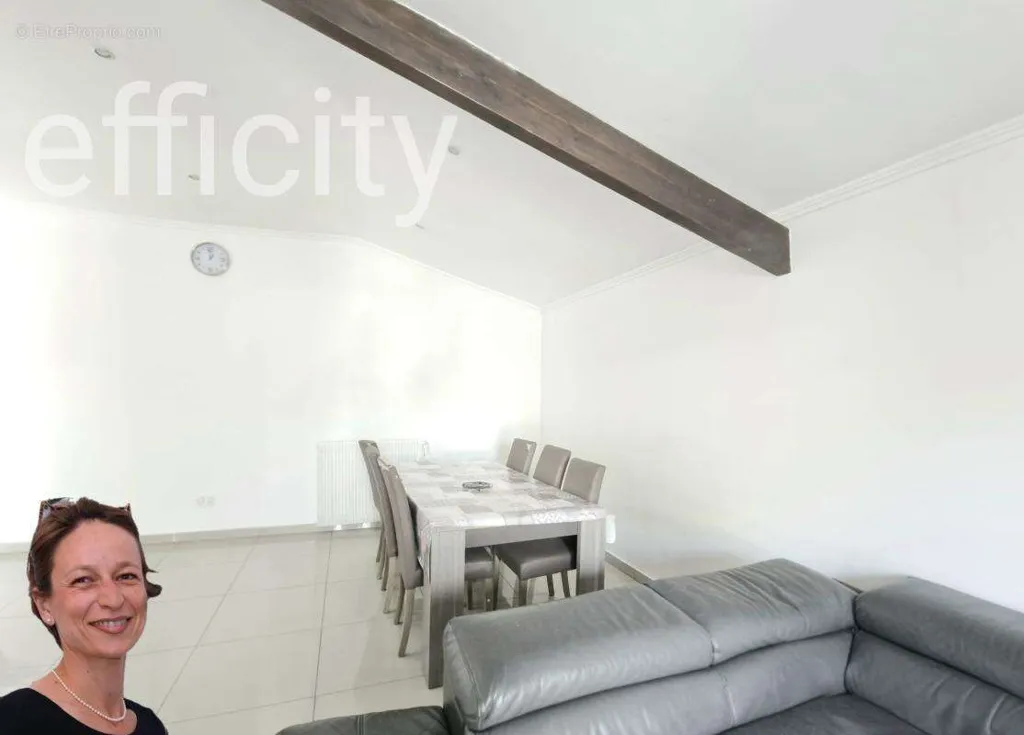Elutuba - House with Terrace and Garden in Bondy