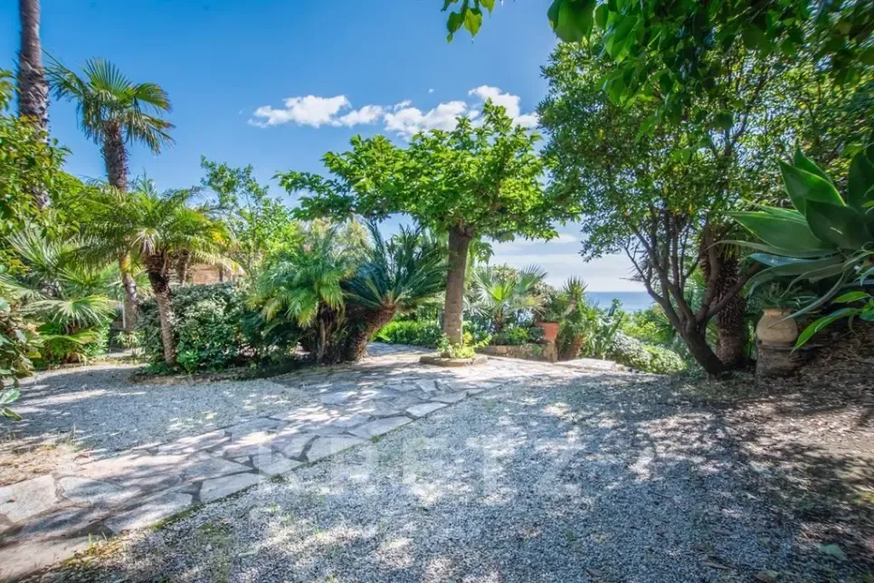 Jardin - Villa Pieds dans l'eau avec Crique Privée à Erbalunga
