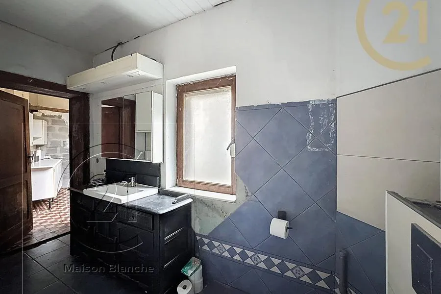 Salles de bain - Maison à Rénover avec Jardin à Genappe