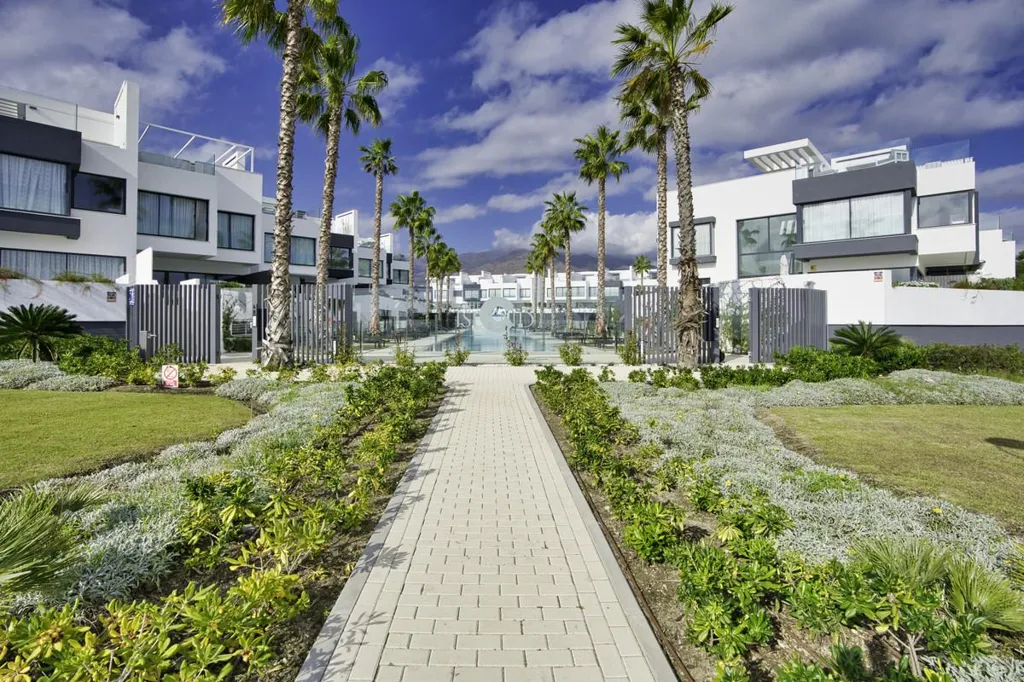 Giardino - Contemporary Beachfront House in Estepona