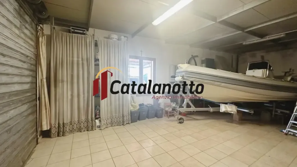 Garage - Villa with Olive Grove in Castelvetrano