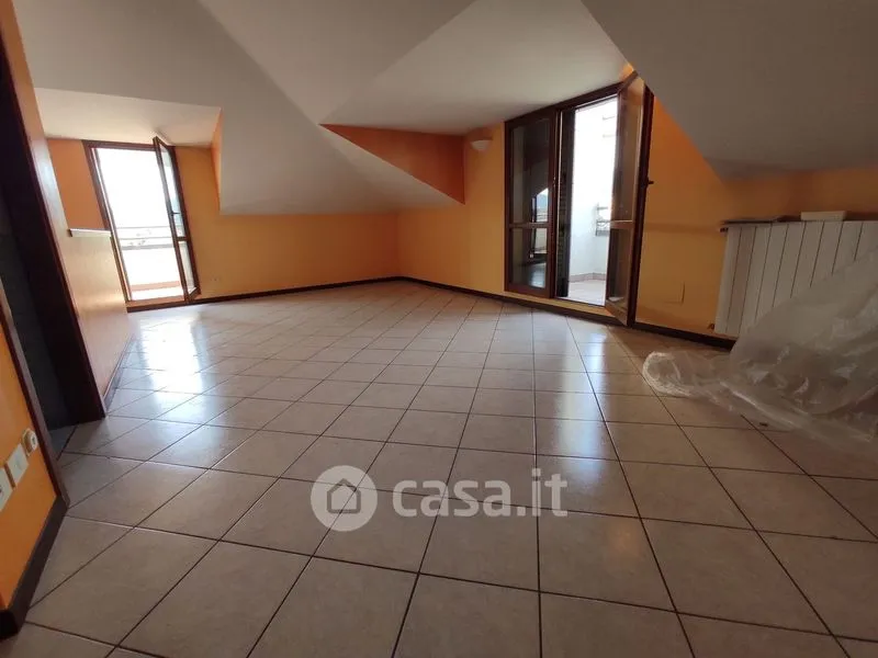 Pièces - Two-Level Apartment with Balcony in Bergamo