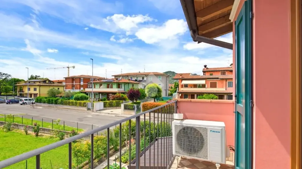 Rõdu - Bright Apartment with Terrace in Mazzano