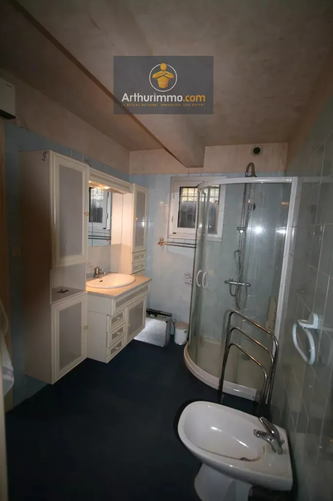Salles de bain - Maison Traditionnelle avec Terrasse à Guegon