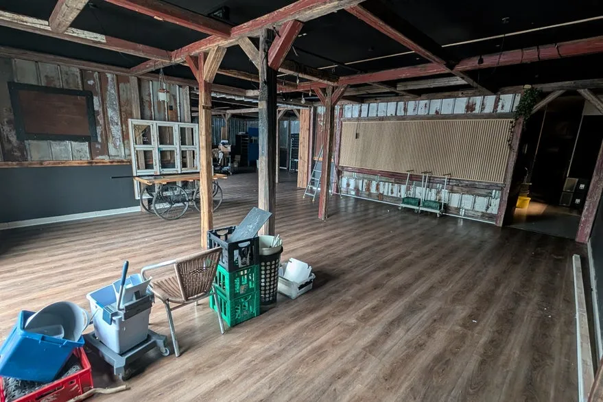 Pièces - Retail Unit with Expansion Potential in Main Street