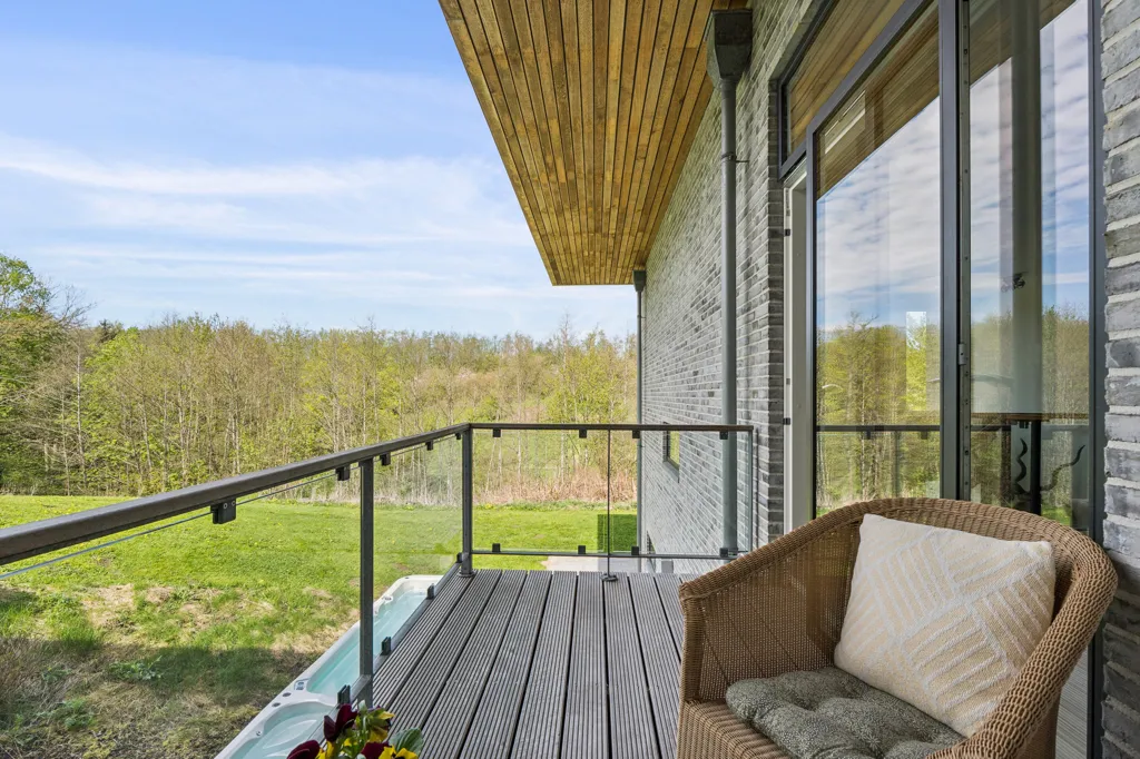 Balcon - Modern House with Stringent Architecture in Stouby