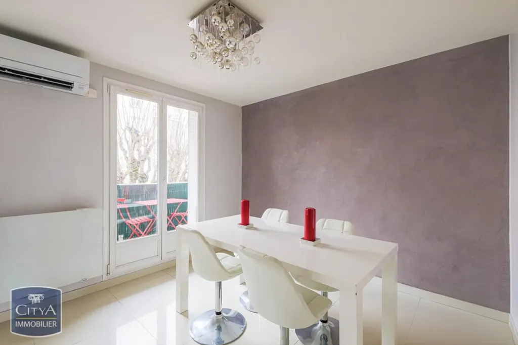 Salle à manger - Appartement Contemporain avec Double Balcon à Grenoble
