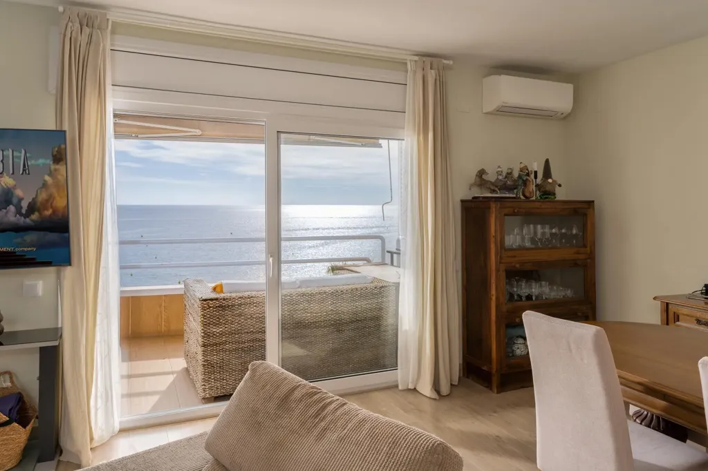Söögituba - Beachfront Luxury Apartment in Lloret de Mar