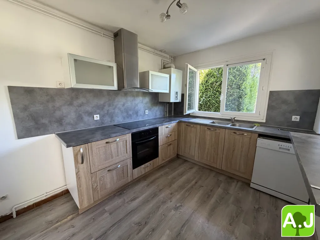 Cuisine - Maison Traditionnelle avec Jardin près d'Évreux