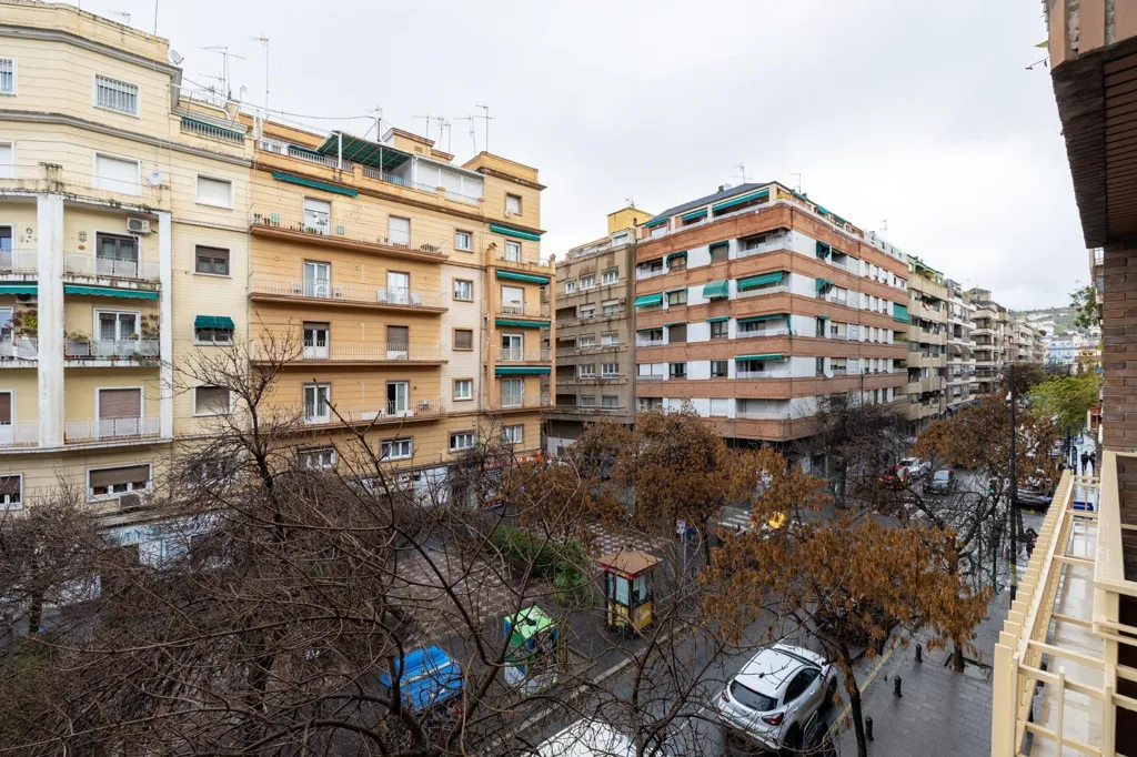 Balcon - Apartment for Renovation in Granada Centre