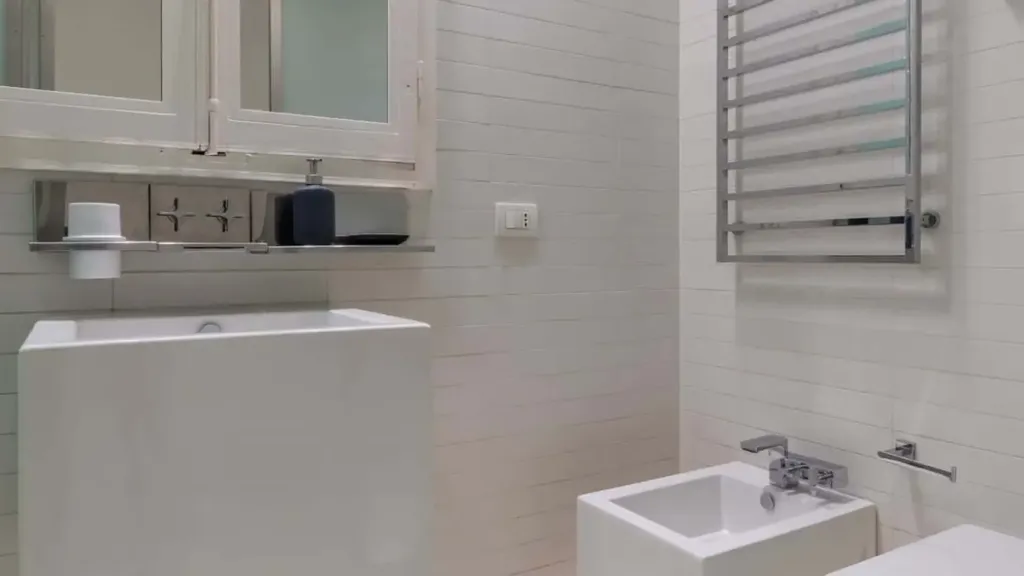 Bathrooms - Renaissance-Style Apartment with Terrace in Florence