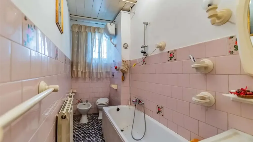 Bathrooms - Three-Bedroom Apartment in Tivoli