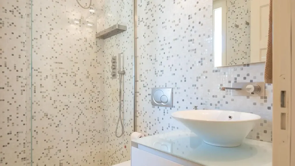 Bathrooms - Seafront Apartment with Balcony in Viareggio