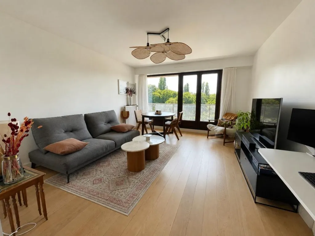 Séjour - Appartement Rénové avec Vue sur Marne à Paris