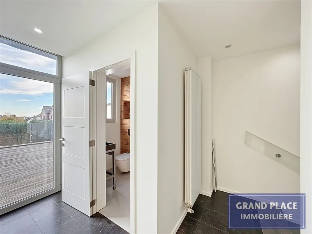 Esik - Renovated Triplex with Terraces in Joli-Bois, Waterloo