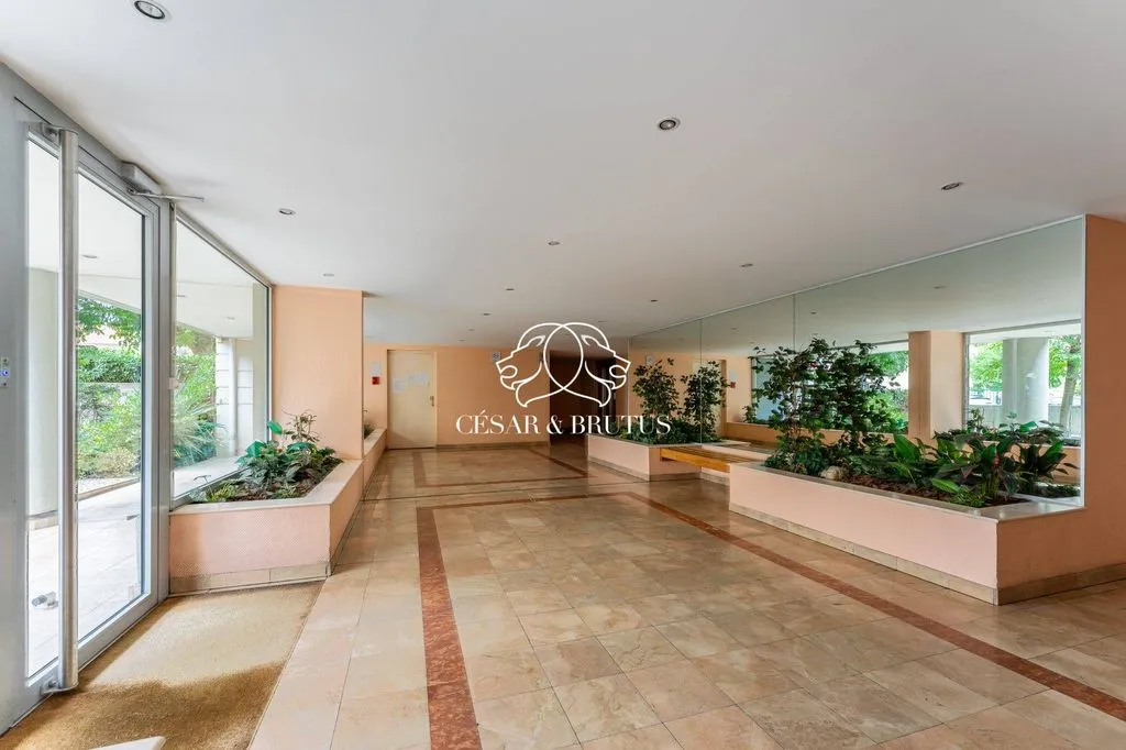 Esik - Luxury Apartment with Private Garden in Villeurbanne
