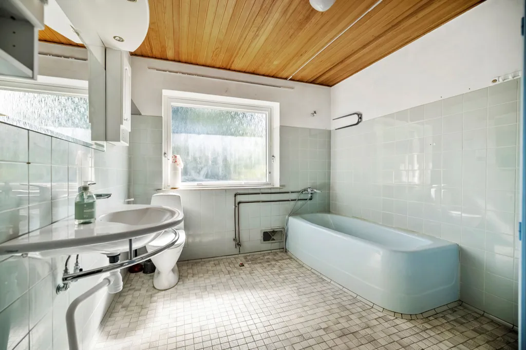 Vannitoad - Large Villa for Modernisation in Albertslund